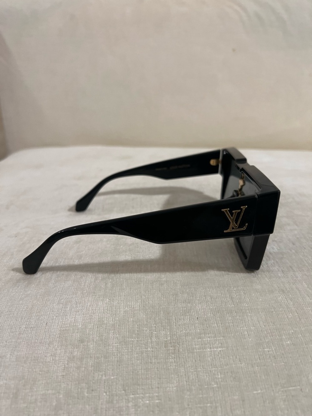 Louis Vuitton Black Oversized Geometric Sunglasses with Decorative Emblem - Picture 5 of 6
